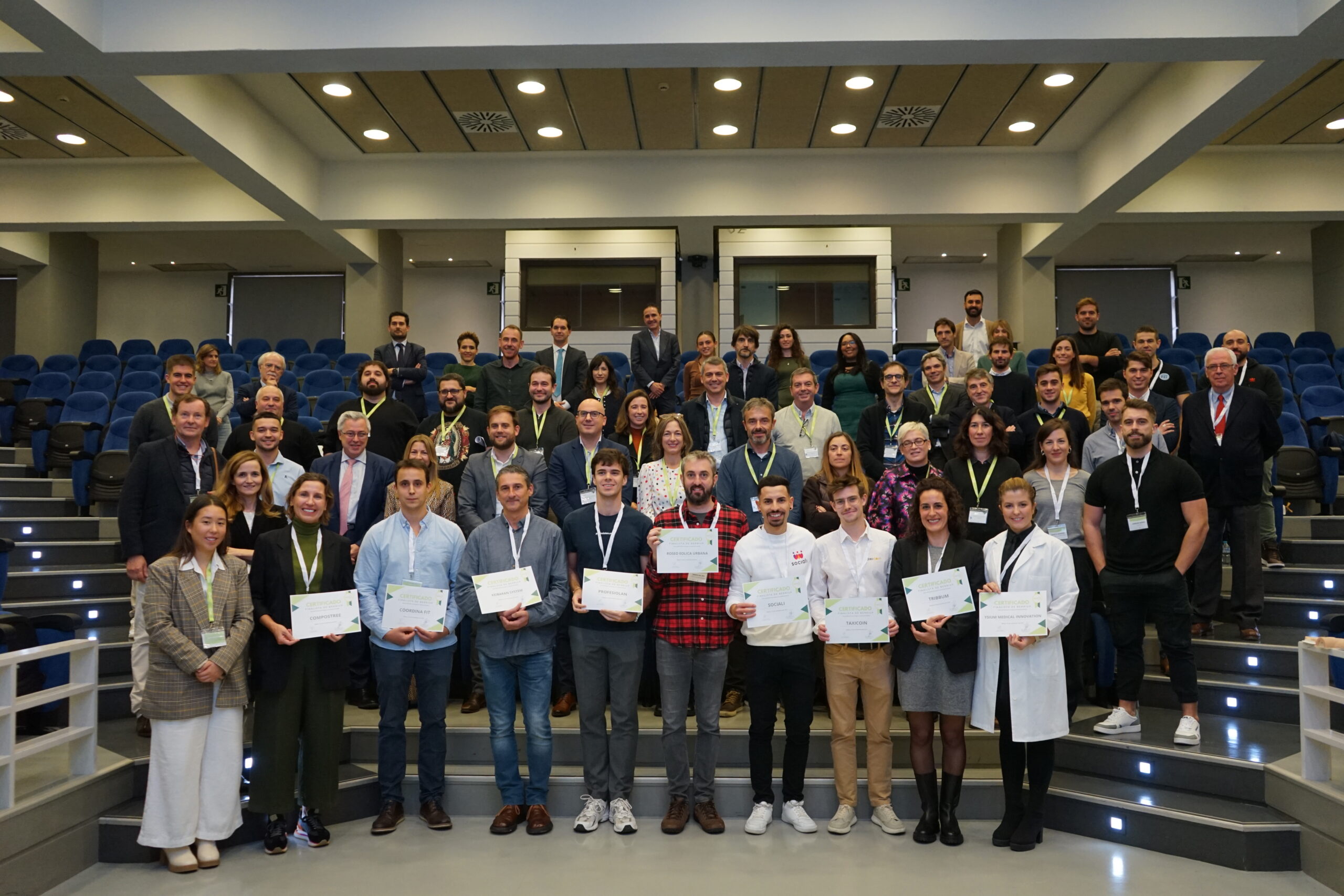 Foto de los finalistas en la final de la convocatoria rural kutxa y universidad de deusto con BerriUp